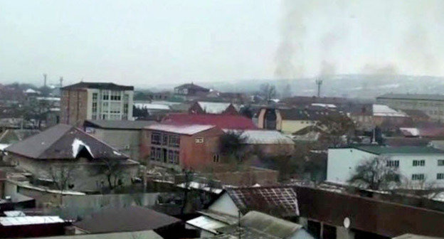 Спецоперация в Грозном. На дальнем плане - дым от горящего здания Дома печати. 4 декабря 2014 г. Кадр из видео "Кавказского узла"