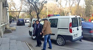 Хадиджа Исмайлова возле Сабаильского районного суда Баку. 5 декабря 2014 г. Фото Ульви Гасанли Хадиджа Исмайлова возле Сабаильского районного суда Баку. 5 декабря 2014 г. Фото Ульви Гасанли
