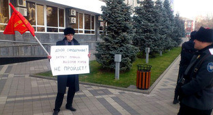 Дмитрий Печинский во время пикета "Коммунистов России" против отмены прямых выборов мэров. Краснодар, 4 декабря 2014 г. Фото Марка Климова Дмитрий Печинский во время пикета "Коммунистов России" против отмены прямых выборов мэров. Краснодар, 4 декабря 2014 г. Фото Марка Климова