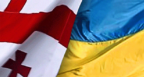 Флаги Украины и Грузии. Фото: http://newsukraine.com.ua/news/233922-ukraina-i-gruziya-obsudili-voennoe-sotrudnichestvo/
