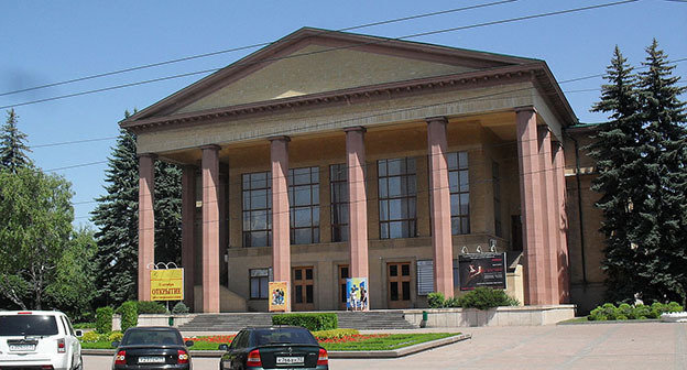 Академический театр имени М. Ю. Лермонтова. Ставрополь. Фото: Tucvbif, https://ru.wikipedia.org/wiki/%D1%F2%E0%E2%F0%EE%EF%EE%EB%FC#mediaviewer/File:Stavropol_theatre.JPG