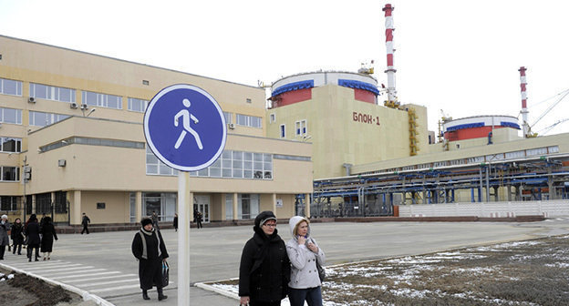 Работники Ростовской атомной электростанции идут на автобусную остановку после смены. Россия, Волгодонск, Ростовская область. Фото: Grigory Sysoev, https://ru.wikipedia.org/wiki/Ростовская_АЭС#mediaviewer/File:RIAN_archive_893369_Work_at_Rostov_nuclear_power_plant.jpg