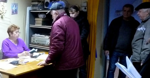 Волонтеры раздают благотворительные пайки на местной ячейке для инвалидов на улице Чайковского. Сочи, декабрь 2014 г. Фото Светланы Кравченко для "Кавказского узла"