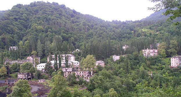 Вид на район Акамара города Ткуарчал, Абхазия. Фото: Alaexis, https://ru.wikipedia.org/wiki/%D0%A2%D0%BA%D0%B2%D0%B0%D1%80%D1%87%D0%B5%D0%BB%D1%8C%D1%81%D0%BA%D0%B8%D0%B9_%D1%80%D0%B0%D0%B9%D0%BE%D0%BD#mediaviewer/File:Akarmara.jpg