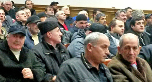 Встреча водителей маршруток с и.о. мэра Махачкалы. 8 декабря 2014 г. Фото Тимура Исаева для "Кавказского узла"