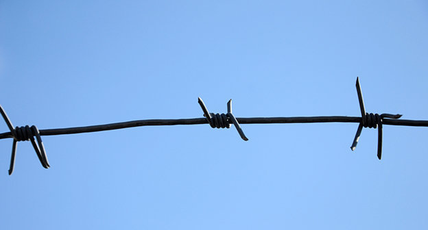 Колючая проволока. Фото Олега Пчелова для "Кавказского узла" 
