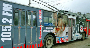Троллейбус с рекламой радиостанции "Эхо Москвы в Махачкале". Фото http://05pr.ru/novosty/reklama_na_radio_eho_moskvi_eto_k_nam