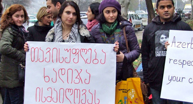 Акция поддержи и солидарности с арестованной журналисткой из Азербайджана Хадиджей Исмайловой. Надпись на плакате "Свобода Хадидже Исмайловой". Тбилиси, 10 декабря 2014 г. Фото Эдиты Бадасян для "Кавказского узла"