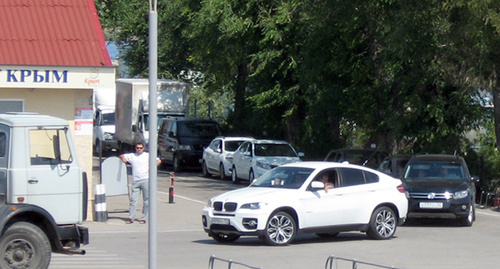 Очередь на погрузку легковых автомобилей в порту Крым. Фото Нины Тумановой для "Кавказского узла"