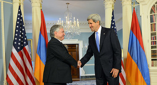 Госсекретарь США Джон Керри обменивается рукопожатием с министром иностранных дел Армении Эдвард Налбандян перед их двусторонней встречи в Государственном Департаменте США в Вашингтоне, округ Колумбия, 4 июня 2013. Фото: Государственный Департамент США, https://commons.wikimedia.org/wiki/Category:Eduard_Nalbandyan#mediaviewer/File:Secretary_Kerry_Shakes_Hands_With_Armenian_Foreign_Minister_Nalbandia