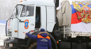 Сотрудник МЧС провожает автоколонну с гуманитарным грузом. Фото: http://www.mchs.gov.ru/upload/site1/M8v0XhBLXp-homepage_main.jpg Сотрудник МЧС провожает автоколонну с гуманитарным грузом. Фото: http://www.mchs.gov.ru/upload/site1/M8v0XhBLXp-homepage_main.jpg