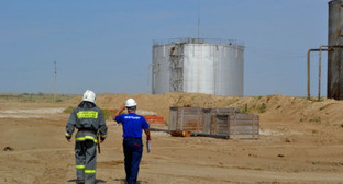 Территория ОАО "Нефтяная компания "Роснефть-Дагнефть" в Южно-Сухокумске. Фото: МЧС Республики Дагестан http://www.05.mchs.gov.ru/ Территория ОАО "Нефтяная компания "Роснефть-Дагнефть" в Южно-Сухокумске. Фото: МЧС Республики Дагестан http://www.05.mchs.gov.ru/