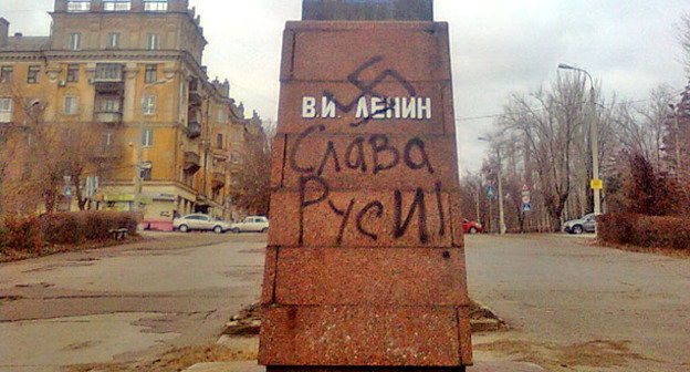 Неизвестные осквернили памятник Ленину, нарисовав на нем черной краской свастику и лозунг "Слава Руси!". Волгоград, 13 декабря 2014 г. Фото http://bloknot-volgograd.ru/