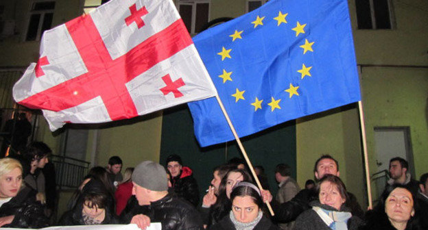 Флаги Грузии и Евросоюза. Фото Марины Букия для "Кавказского узла"