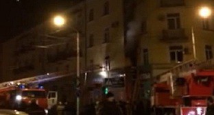 Горит офис Сводной мобильной группы "Комитета против пыток" в Грозном. Стоп-кадр видео, опубликованного на канале "Новой газеты" 13 декабря 2014 года в 22:14. Горит офис Сводной мобильной группы "Комитета против пыток" в Грозном. Стоп-кадр видео, опубликованного на канале "Новой газеты" 13 декабря 2014 года в 22:14.