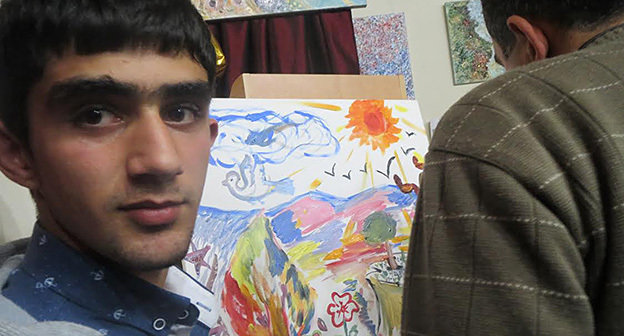 Участник благотворительной акции "Линия соприкосновения" в рамках программы "Семья каждому ребенку" в Степанакерте. Нагорный Карабах. 8 декабря 2014 год. Фото Алвард Григорян для "Кавказского узла"