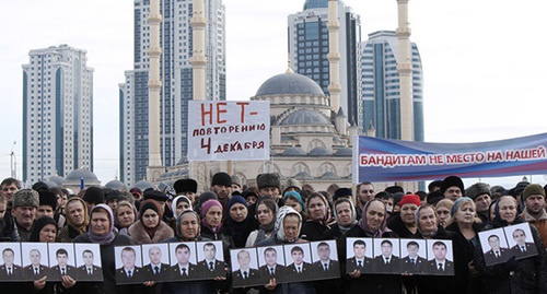 Митинг против терроризма прошел в Грозном. 13 декабря 2014. Фото: http://islam-today.ru/files/news/part_4/45706/83611-INNERRESIZED600-600-TASS_9603490.jpg