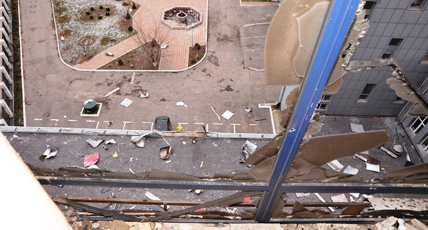 Вид из окна Дома печати в Грозном после штурма. Фото: http://nac.gov.ru/files/8404.jpg