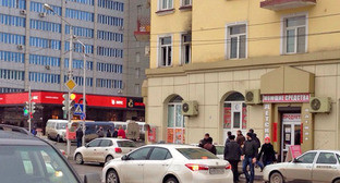 Возгорание в квартире, где расположен офис Сводной мобильной группы (СМГ). Грозный, 15 декабря 2014 г. Фото Ахмеда Альдебирова для "Кавказского узла" Возгорание в квартире, где расположен офис Сводной мобильной группы (СМГ). Грозный, 15 декабря 2014 г. Фото Ахмеда Альдебирова для "Кавказского узла"