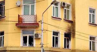 Возгорание в квартире, где расположен офис Сводной мобильной группы (СМГ). Грозный, 15 декабря 2014 г. Фото Ахмеда Альдебирова для "Кавказского узла" Возгорание в квартире, где расположен офис Сводной мобильной группы (СМГ). Грозный, 15 декабря 2014 г. Фото Ахмеда Альдебирова для "Кавказского узла"