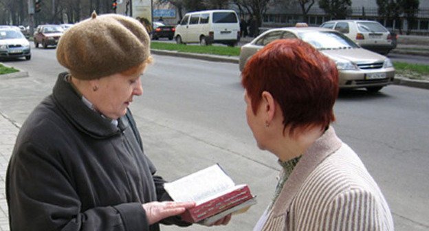 Представители религиозной организации Свидетели Иеговы. Фото: User:Russianname https://ru.wikipedia.org
