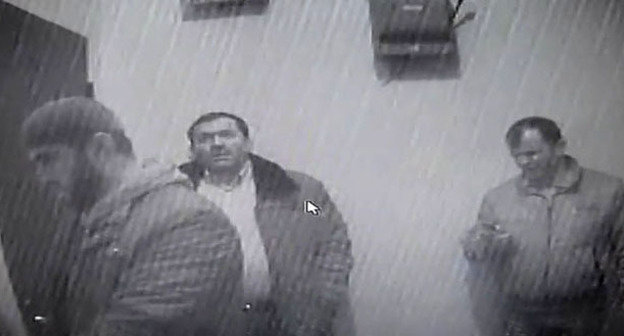 Неизвестные возле офиса Сводной мобильной группы (СМГ). Грозный, 13 декабря 2014 г. Кадр из видео пользователя Сергея Бабинца http://www.youtube.com/