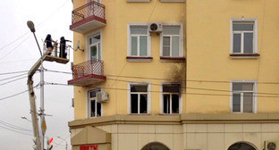 Здание в котором находится офис Сводной мобильной группы после пожара. Грозный, 14 декабря 2014 г. Фото Ахмеда Альдебирова для "Кавказского узла"