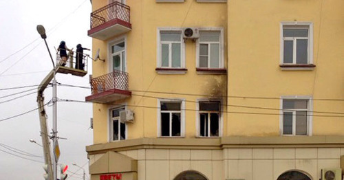 Здание в котором находится офис Сводной мобильной группы после пожара. Грозный, 14 декабря 2014 г. Фото Ахмеда Альдебирова для "Кавказского узла"
