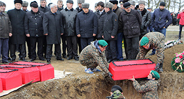 Перезахоронение останков 32 солдат Красной Армии, погибших в годы Великой Отечественной войны в боях с немецкими войсками. Фото: http://chechnya.gov.ru/pics/vov_12_2014.jpg