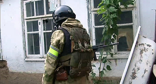 Сотрудник силовых структур во время проведения КТО. Фото: http://nac.gov.ru/files/6029.jpg