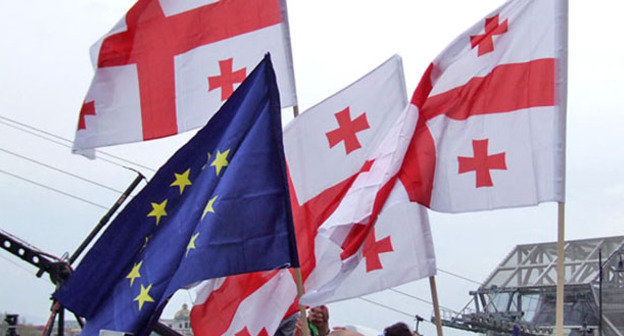 Флаги Грузии и Евросоюза. Фото Эдиты Бадасян для "Кавказского узла"