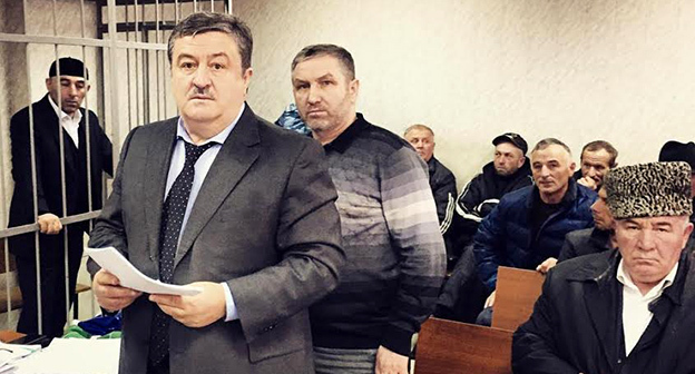 На процессе по делу Курман-Али Байчорова: адвокат Алауди Мусаев (слева), председатель КЦМСК Исмаил Бердиев (справа). Фото Султан Тогонидзе 