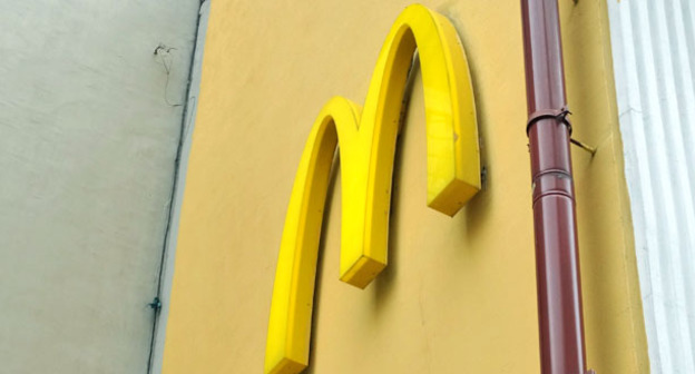 Логотип McDonald's. Фото Нины Тумановой для "Кавказского узла"