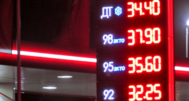 Цены на бензин в Волгоградской области упали на 50 копеек. АЗС на улице Хиросима. Волгоград, 19 декабря 2014 г. Фото Вячеслава Ященко для "Кавказского узла"