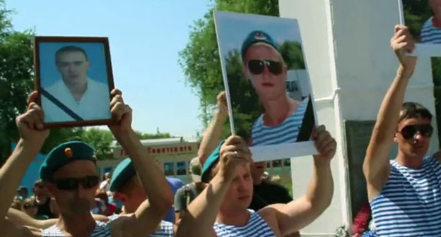 Жители города Пугачева во время акции протеста. Саратовская область, 8 июля 2013г. Фото: кадр из видеоролика, опубликованного на YouTube пользователем FreeNews Volga