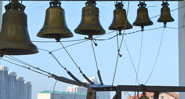 Колокола Свято-Покровского храма. Фото: http://kubanpokrov.ru/index.php/2011-04-14-09-44-41/35-2011-04-14-10-13-43/376-l-r.html