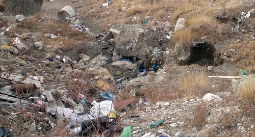 Свалка мусора в горной местности, Дагестан. Фото: http://mprdag.ru/images/stories/fotki7/21.jpg
