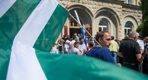 Митинг оппозиции в Сухуме. Май 2014 г. Фото: Нина Зотина и Наталья Евсикова http://www.yuga.ru/