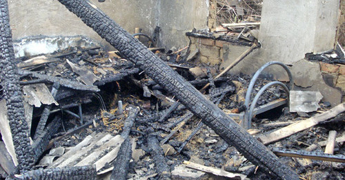 В селе Алпатово Наурского района 6 декабря был сожжен дом семьи Имрана Уцимиева. Фото http://www.memo.ru/d/220121.html