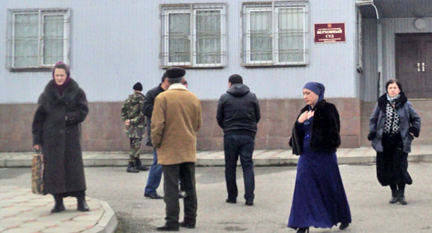 Возле здания суда после оглашения приговора. Нальчик, 23 декабря 2014 г. Фото корреспондента "Кавказского узла"