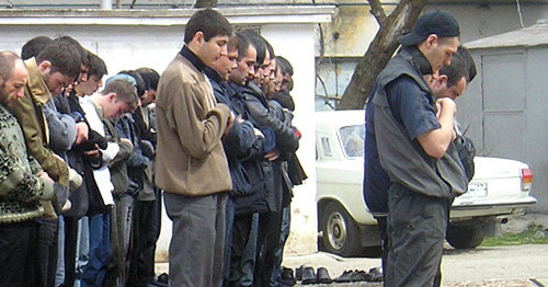 КБР, Нальчик, молодые мусульмане совершеют намаз на улице. Ноябрь 2004 г. Фото Анны Арсеньевой
