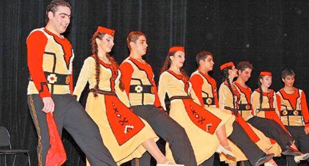 Народный армянский танец. Фото: http://noev-kovcheg.ru/pic_img/2010-05/25.jpg