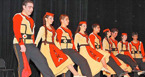 Народный армянский танец. Фото: http://noev-kovcheg.ru/pic_img/2010-05/25.jpg