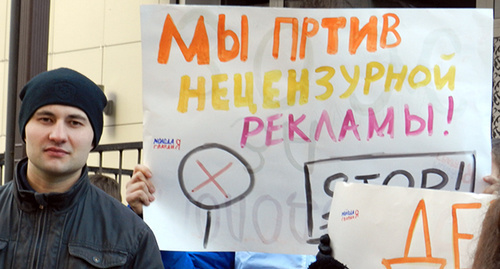 Из клуба к протестующим никто не вышел. Фото Татьяны Филимоновой для "Кавказского узла"