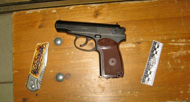 Оружие изъятое у подозреваемого в стрельбе в гимназии. Волгоград, 24 декабря 2014 г. Фото: ГУ МВд России по Волгоградской области https://34.mvd.ru/