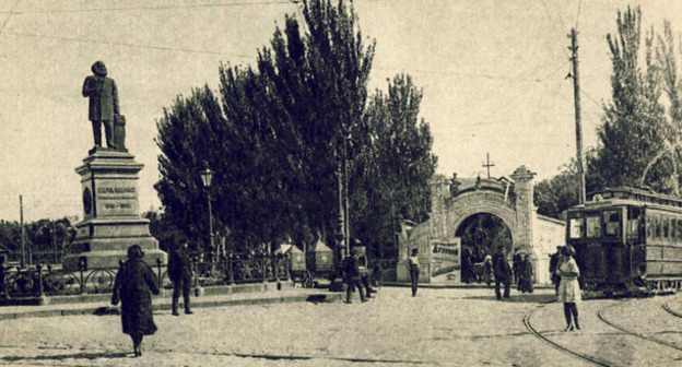 Первый памятник Карлу Марксу в Ростове-на-Дону, установленный на пьедестале снесённого памятника Екатерине II. Открытка. Фото https://ru.wikipedia.org/