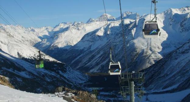  Канатная дорога «Азау» в Приэльбрусье. Фото: http://q99.it/ALnmzZo. Фото: http://www.u-f.ru/sites/default/files/imagecache/750x450/news/2_mar_2014_-_1700/09-02-07-050small.jpg
