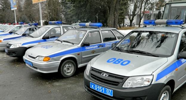 Машины сотрудников МВД. Нальчик. Фото: МВД по КБР https://07.mvd.ru