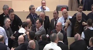 Момент драки в парламенте Грузии. Тбилиси, 26 декабря 2014 г. Кадр из видео пользователя TabulaTelevision на http://www.youtube.com/