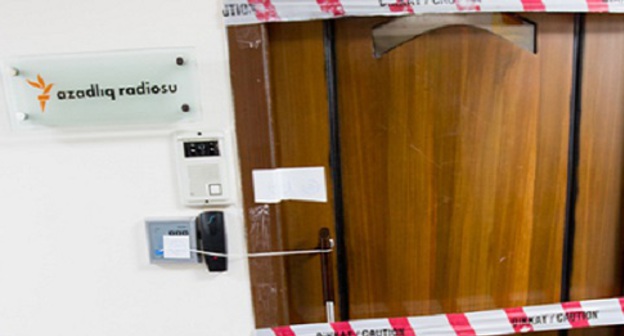 После обыска в редакции бакинского бюро "Радио Свобода" 26 декабря 2014 года. Фото Азиза Каримова для "Кавказского узла"